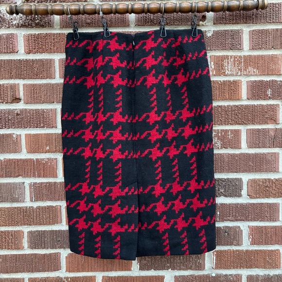 Talbots Skirt Womens Sz 4 Pencil Red Black Houndstooth Wool Blend Double Serge - Picture 2 of 7